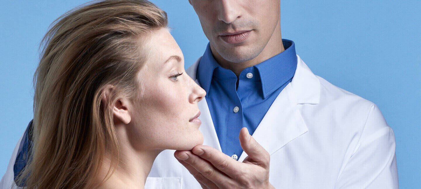 La Roche-Posay Homepage header model left dermato 2